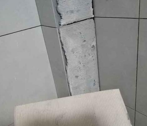 四会瓷砖空鼓维修公司分享下厨房瓷砖脱落的补救措施。